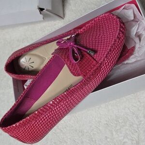 Isaac Mizrahi Pink Loafer Flats with Bow Detail